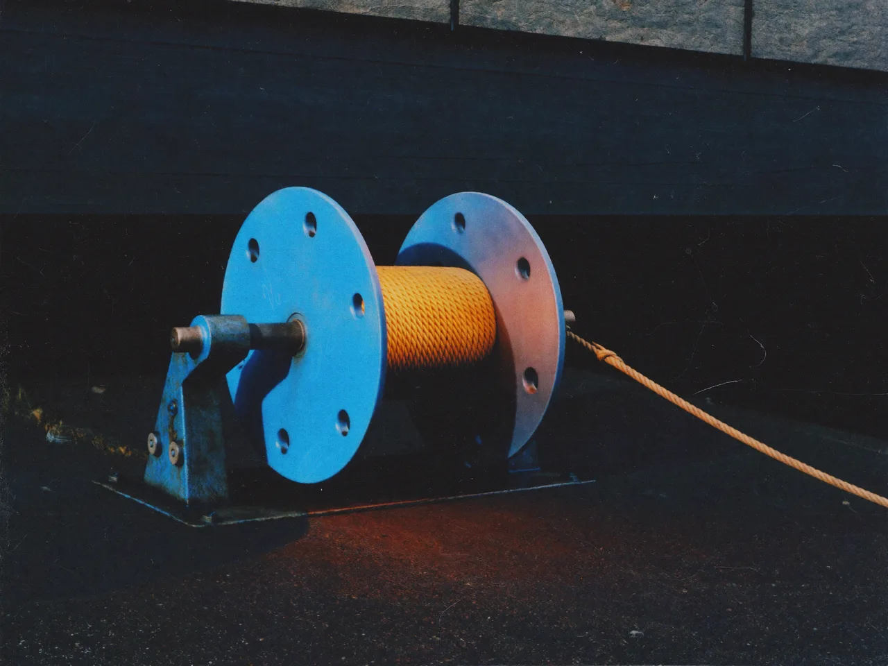 The line gets drawn taut without a hand at the reel.