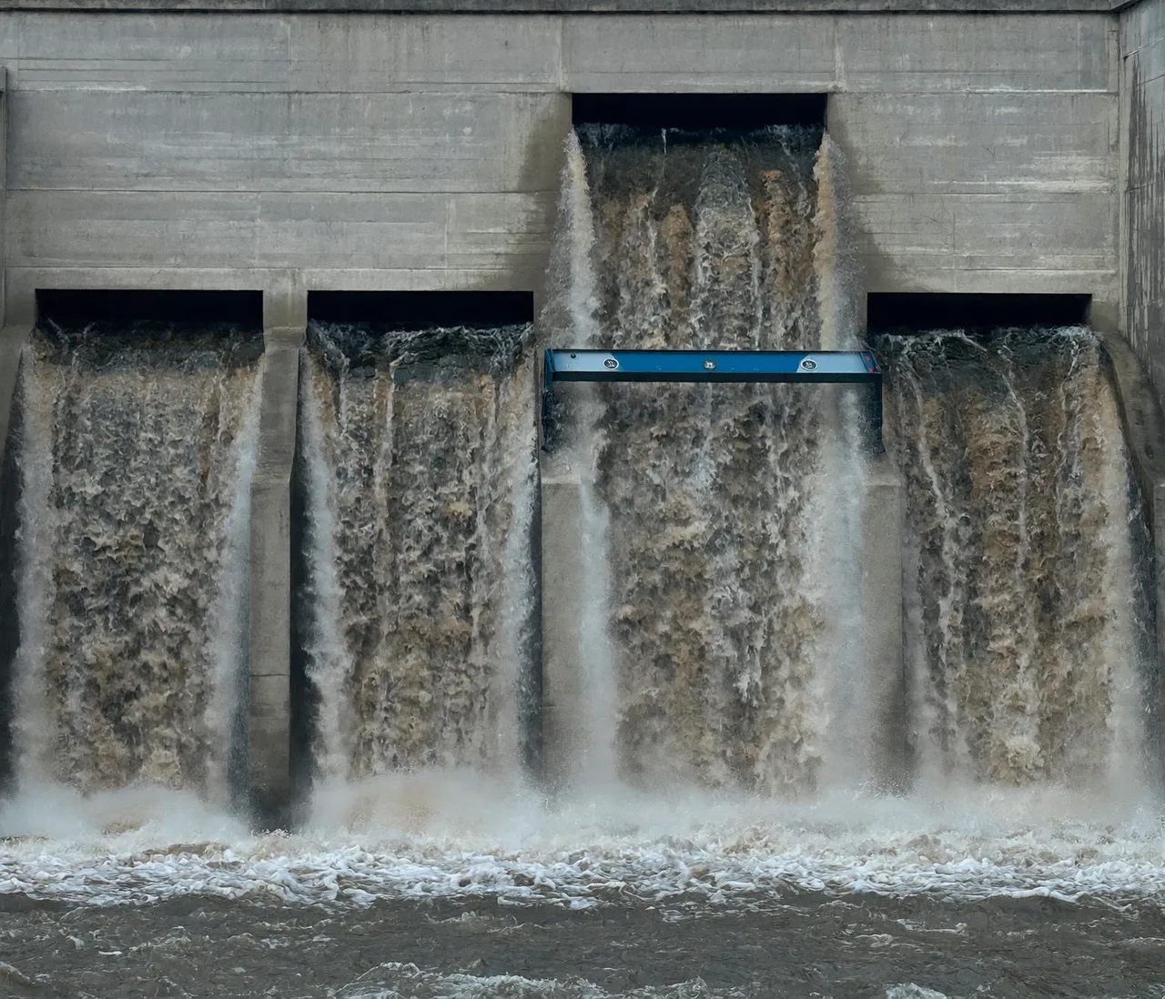 Most of the flow squeezes through one gate.